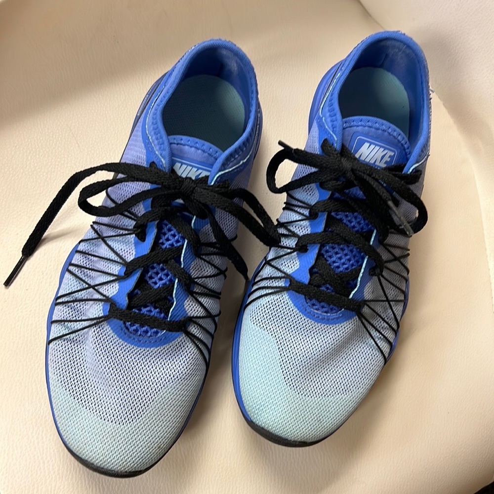 Ladies Nike shoes size 6, good condition. No box